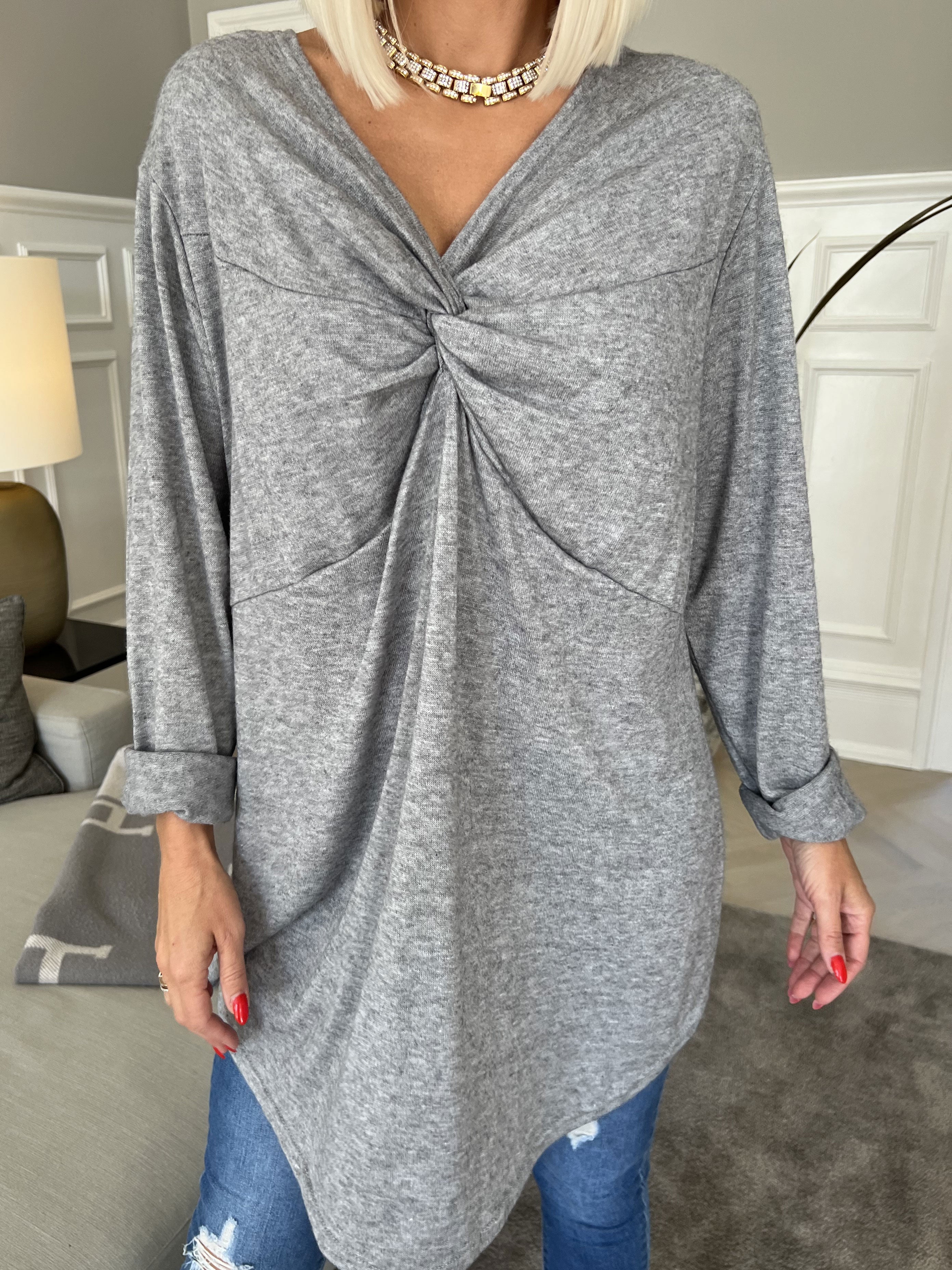 Linn - Blød bluse med knude på brystet